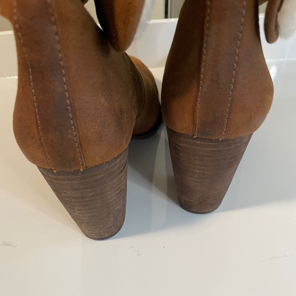Like New, Ugg Women’s Layna Genuine Sherling Leather Cuff  Boots 1005955 - Picture 3 of 8